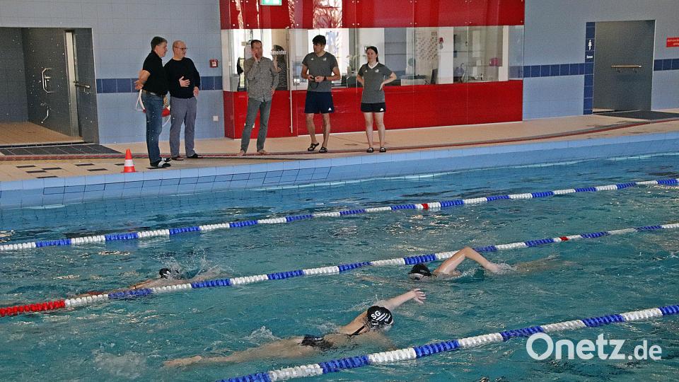 Die Verantwortlichen der Auerbacher Schwimmsparte Sabrina Bruckner (rechts) und Gerald Lord (links daneben) Bild: jma