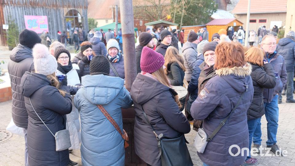 Gemütlichkeit unter freiem Himmel. Bei Minus-Temperaturen trafen sich viele Besucher bei Punsch und Glühwein zum Aufwärmen an den bereitgestellten Öfen. Bild: do