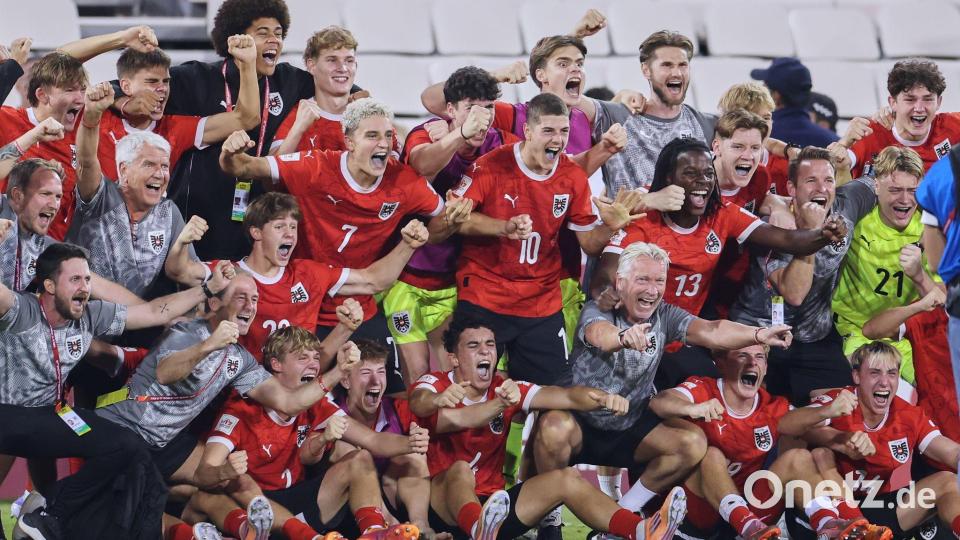 Im Freudentaumel: Österreichs U17-Fußballer. Bild: Hussein Sayed/AP/dpa