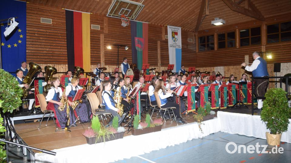 45 Musikerinnen und Musiker der Jugendblaskapelle begeistern die über 200 Besucher in Parkstein. Bild: fz