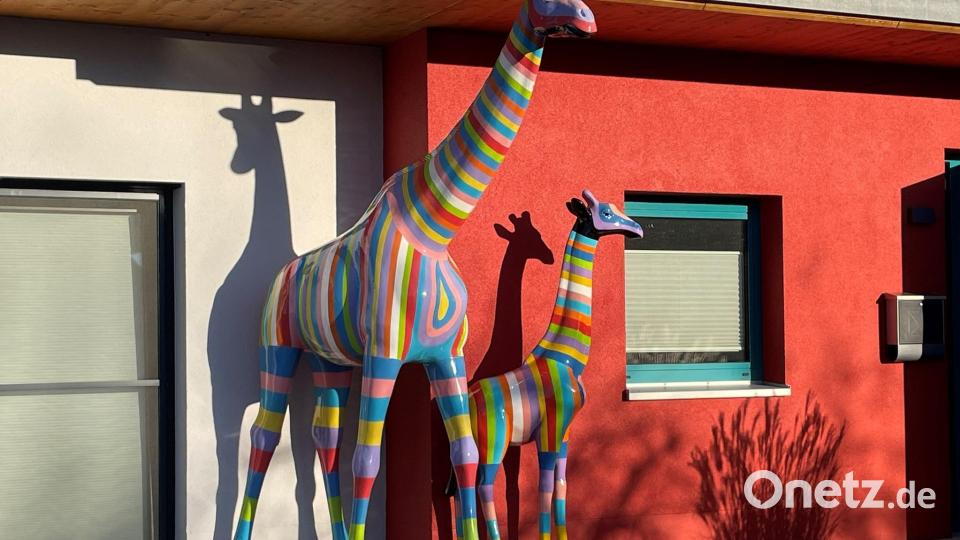 &quot;Ninos Kinderhaus&quot; in der Erich-Kästner-Straße, in dem derzeit sieben intensivpflegebedürftige Kinder betreut werden, ist unschwer an den buntgestreiften Giraffen vor der Eingangstür zu erkennen. Bild: Susanne Schwab