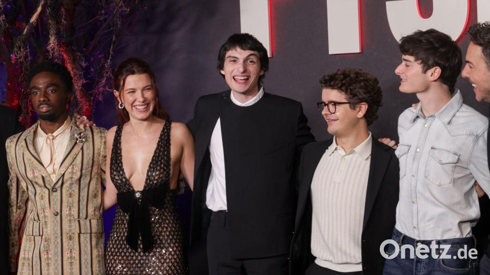 Die erste Staffel von „Stranger Things“ erschien 2016. Von links nach rechts: Die Darsteller Caleb McLaughlin, Millie Bobby Brown, Finn Wolfhard, Gaten Matarazzo, Noah Schnapp und Shawn Levy posieren Anfang November in Los Angeles. (Archivbild) Bild: Andrew Park/Invision/AP/dpa