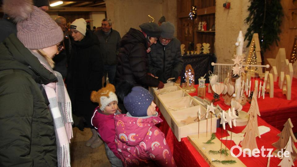 Handwerkliches aus Holz gab es an diesem Verkaufsstand. Bild: kro