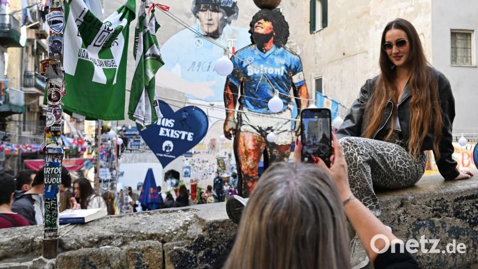 Der Largo Maradona gehört zu den wichtigsten Touristenattraktionen Neapels. (Archivbild) Bild: Arne Dedert/dpa