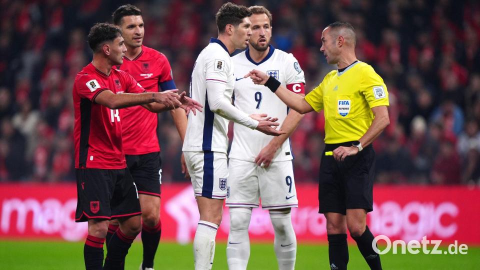 Schiedsrichter Marco Guida (r) traf zuletzt auf Bayern-Stürmer Harry Kane (2.v.r.) in der WM-Qualifikation. Bild: Bradley Collyer/PA Wire/dpa