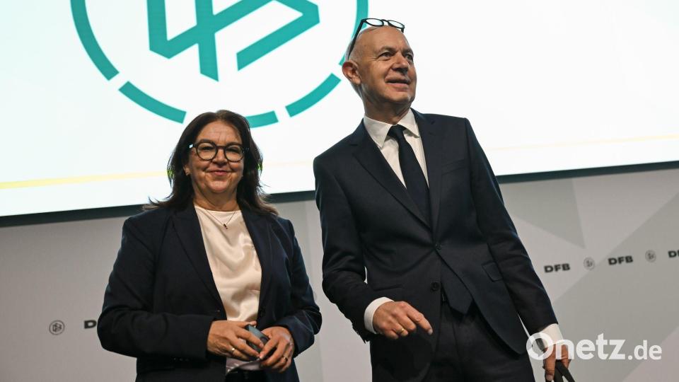 DFB-Präsident Bernd Neuendorf und Heike Ullrich: Der Verband wird in den Fußball der Frauen investieren. (Archivbild) Bild: Arne Dedert/dpa
