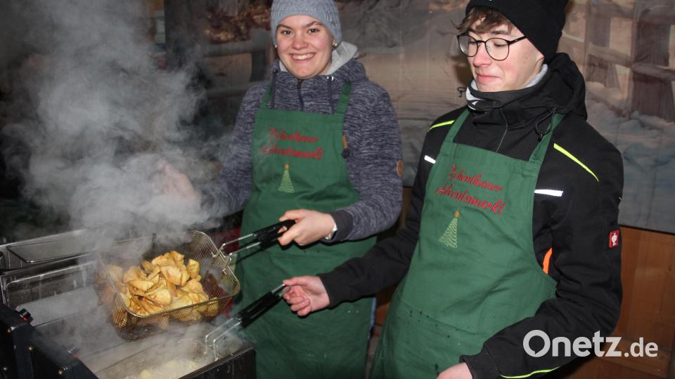 Eine Renner waren die frisch zubereiteten Kartoffelchips, die Rosalie Hecht und Benedikt Fischer verkauften. Bild: kro