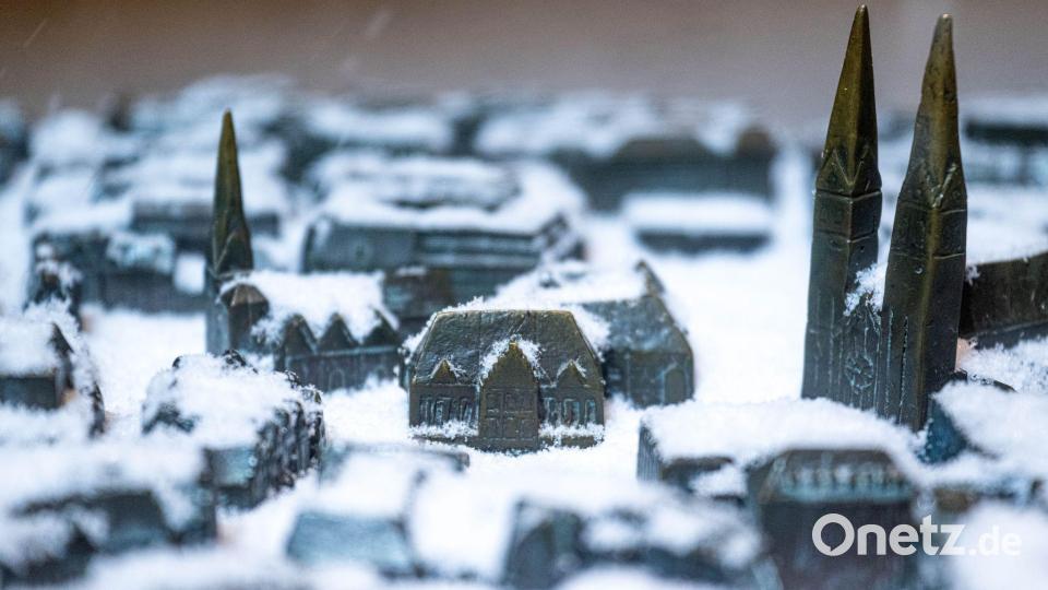Schnee liegt auf dem für blinde Besucher gefertigten Tastmodell der Bremer Altstadt. Bild: Sina Schuldt/dpa
