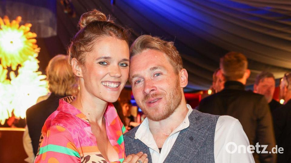 „Bald zu dritt“: Das Ehepaar Koch bestätigt die Baby-News. (Archivbild) Bild: Gerald Matzka/dpa