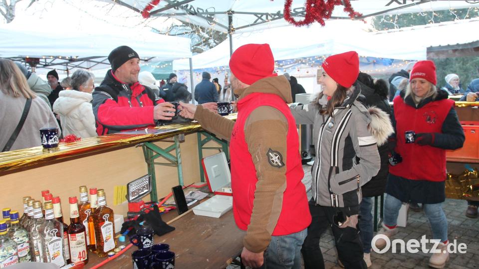 Am Getränkestand des Galsterloher Faschingswongs gibt es viel zu tun. Bild: pi