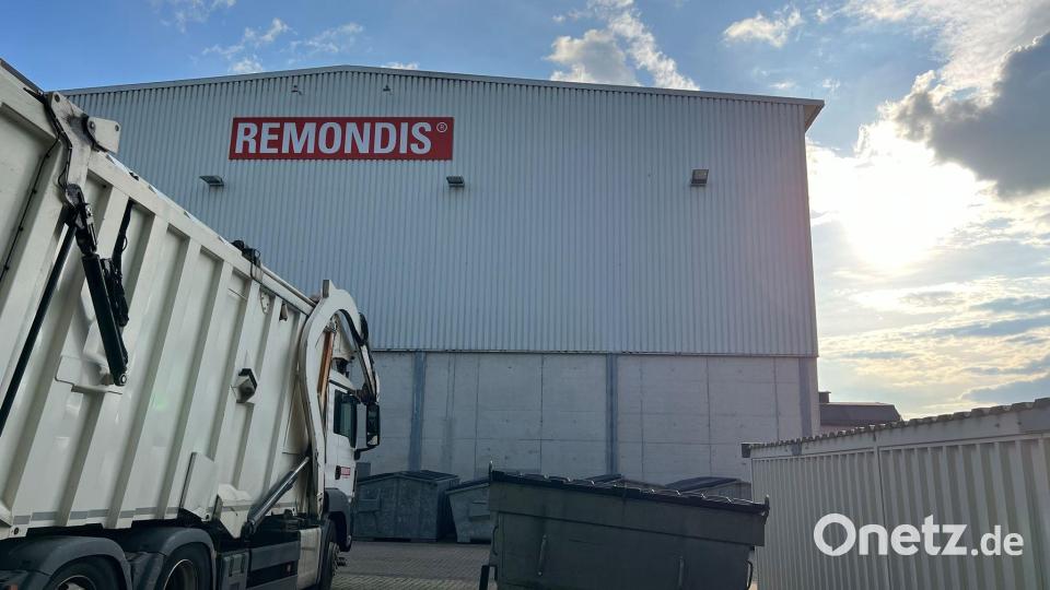 Müllfahrzeug und Container vor einer Remondis-Halle - das Abfallunternehmen ist in vielen Regionen Deutschlands sehr präsent. Bild: Wolf von Dewitz/dpa