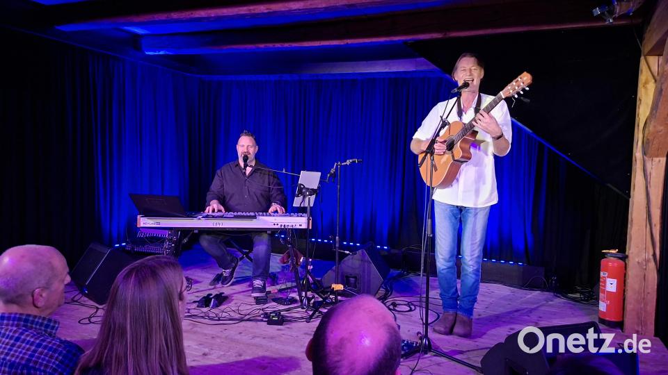 Christian Maier und Sepp Haslinger (von rechts) überzeugten einmal mehr als Duo &quot;Da Huawa und I&quot; in der ausverkauften Tenne des Schafferhofs: Humorvoll, hintergründig und musikalisch. Bild: prh