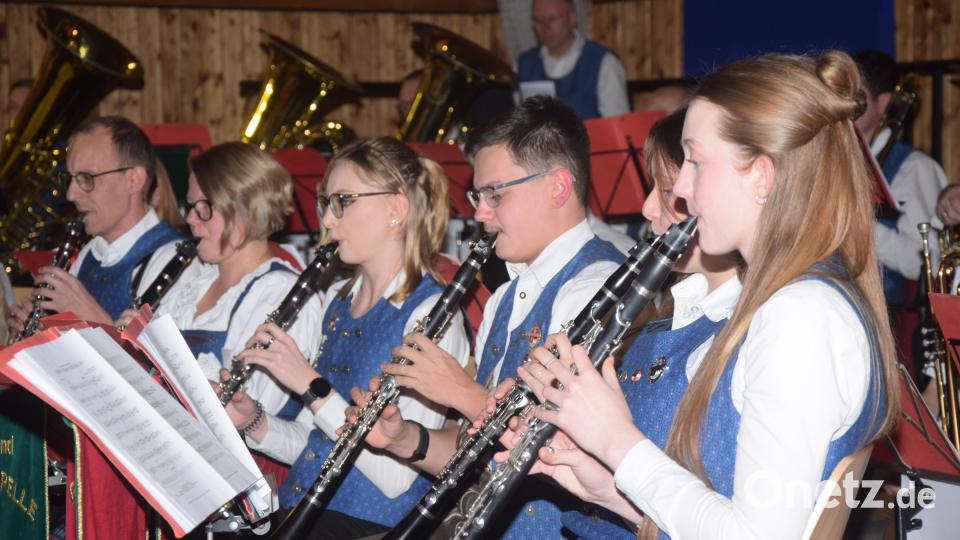 Freude an ihrer Musik setzen die Musikerinnen und Musiker klanglich um. Bild: fz