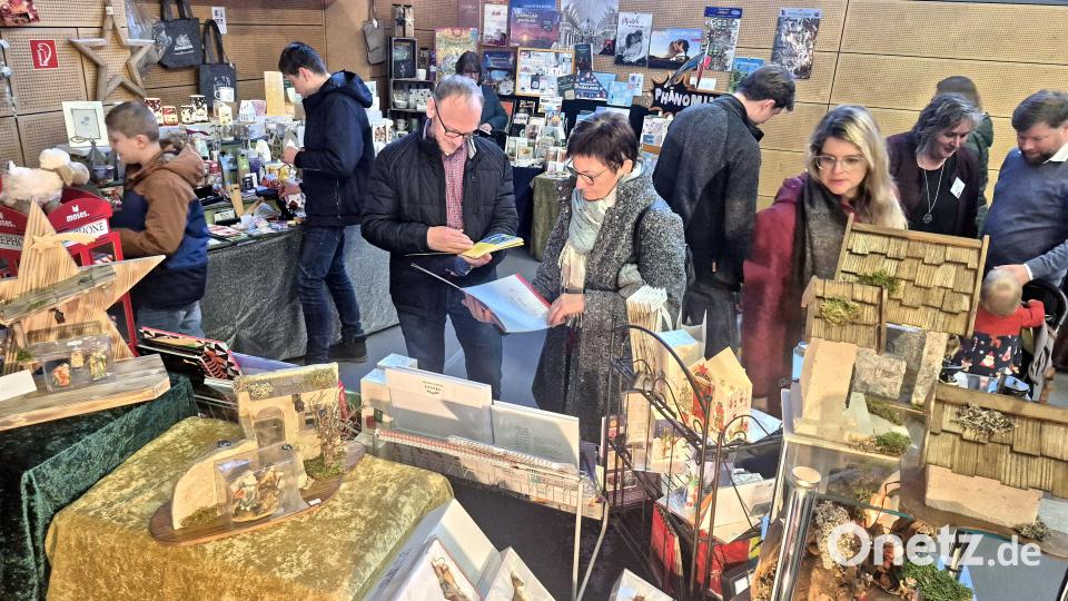 Beim Weihnachtsmarkt konnten Schnäppchenjäger fündig werden. Bild: whü