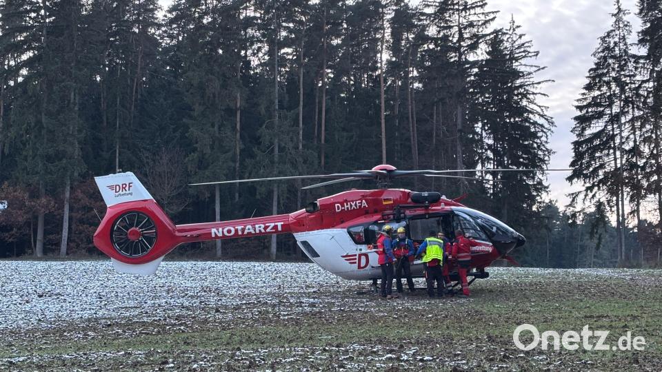 Bergwacht und Besatzung des Hubschraubers bei der Nachbesprechung des Einsatzes am Landeplatz. Bild: Bergwacht Amberg