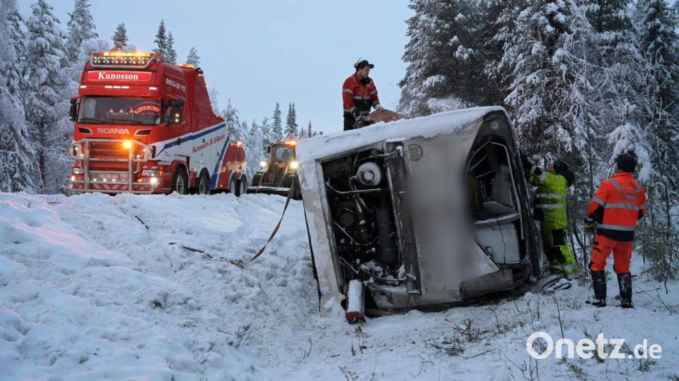 Der Bus kippte in der Nähe von Vilhelmina im Norden von Schweden von einer Schnellstraße. Bild: Erik Abel/TT News Agency/AP