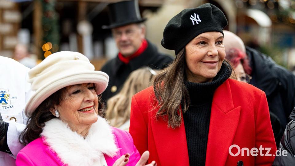 Natascha Ochsenknecht kam mit ihrer Mutter Bärbel Wierichs. Bild: Fabian Sommer/dpa