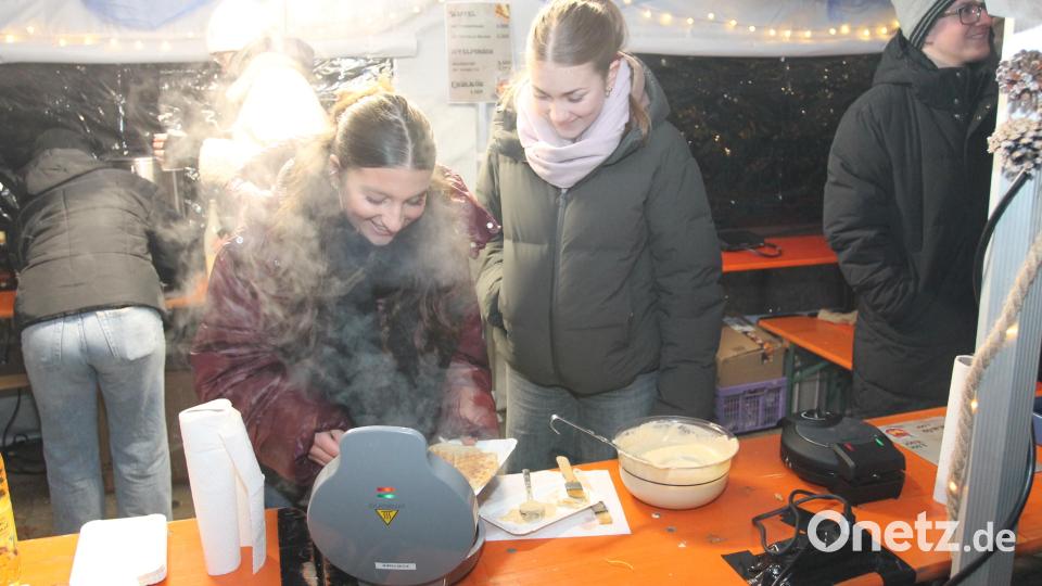 Die jungen Damen der Pleysteiner Prinzengarde haben sichtlich Spaß bei der Zubereitung von Waffeln. Bild: pi