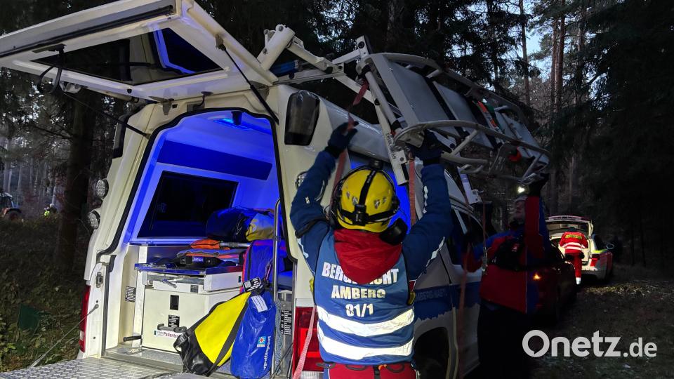 Bergrettungsfahrzeug der Bergwacht Amberg, Vorbereitungen zur bodengebundenen Rettung mit Gebirgstrage. Bild: Bergwacht Amberg
