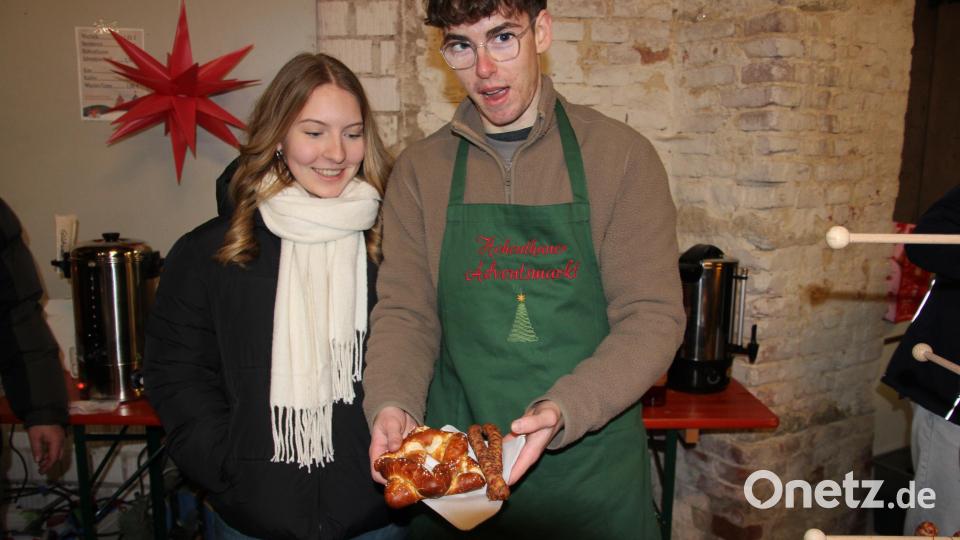 Larissa Fenzl und Lukas Fischer verkauften Sterne aus Brezenteig und ein Paar Polnische dazu. Bild: kro