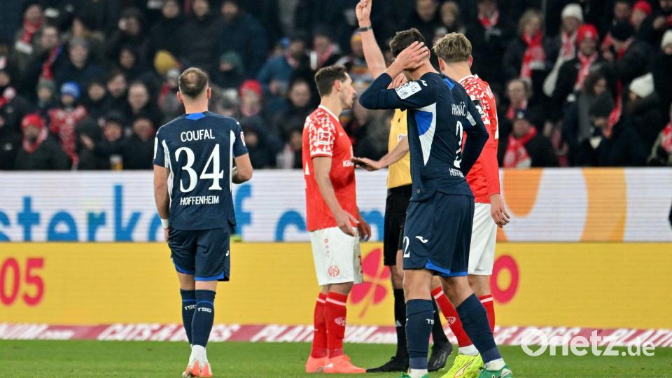 Wieder einmal Rot-Sünder: Dominik Kohr (Mitte) vom FSV Mainz 05 Bild: Torsten Silz/dpa