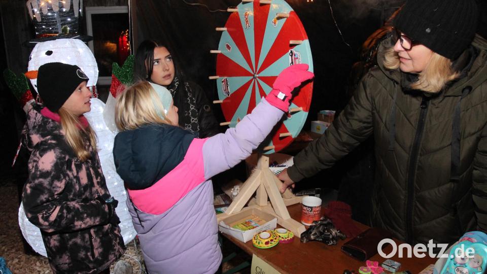 Die Kinder drehen gerne am Glücksrad. Bild: pi
