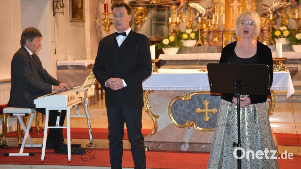 Volker Bengl (Mitte) seine Schwester Ulrike Mahill und Manfred Manhart (Klavier) gaben am Sonntagnachmittag ein beifallumrauschtes Benefizkonzert in Konnersreuth. 90 Minuten lang waren Klassiker aus der Volksmusik und der Oper zu hören. Bild: jr