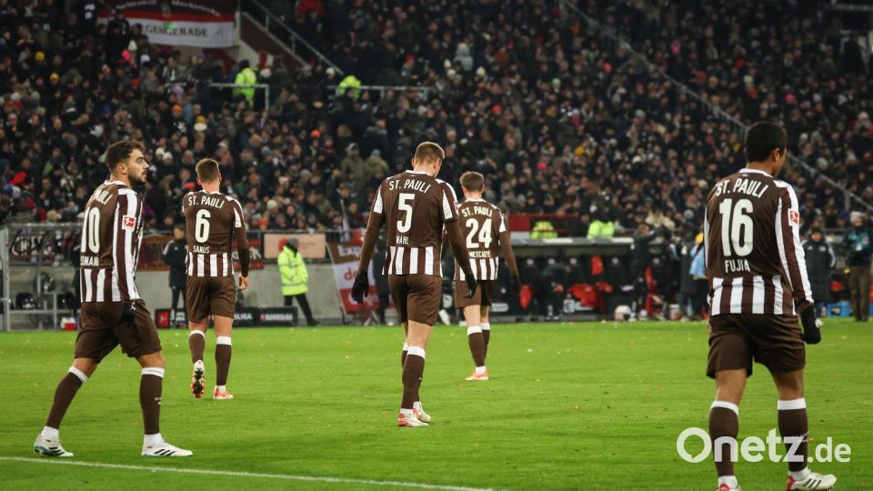 Hängende Köpfe beim FC St. Pauli. Bild: Christian Charisius/dpa
