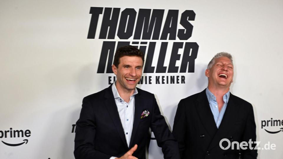 Thomas Müller (links) und Bastian Schweinsteiger spielten lange erfolgreich beim FC Bayern. (Archivfoto) Bild: Felix Hörhager/dpa