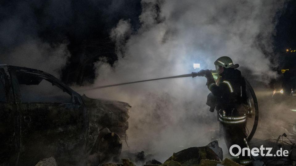 Nach neuen russischen Angriffen beklagte die Ukraine erneut zivile Opfer. Bild: Andrii Marienko/AP/dpa