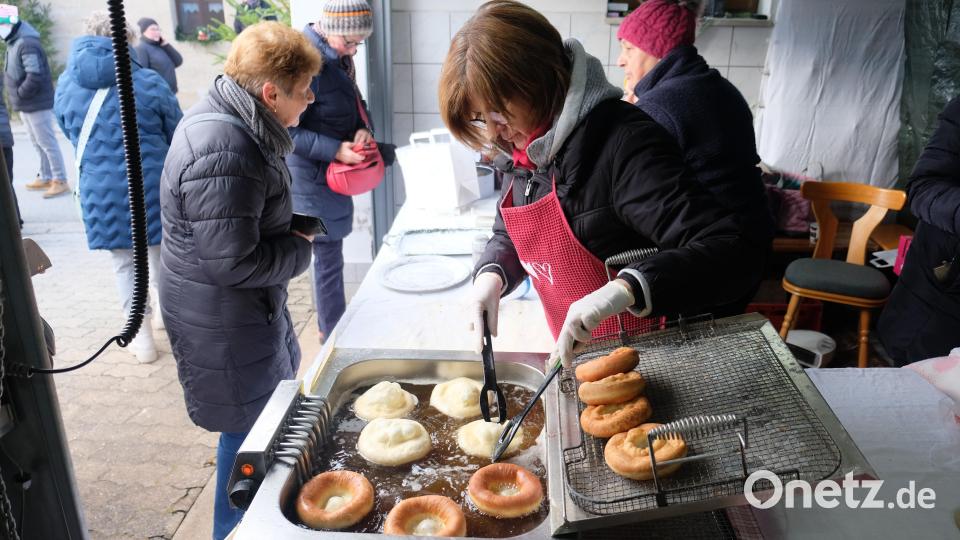 Der Duft der Kücheln frisch aus der Butterschmalzpfanne lockte die Besuchermassen an den Zettlitzer Stand der OGV-Frauen. Bild: do