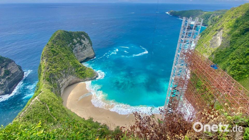 Der Kelingking Beach mit dem T-Rex-Felsen ist ein weltbekanntes Fotomotiv - aber der halbfertige Bau des Glasaufzugs verschandelt den Ausblick. Nun soll er wieder abgerissen werden. Bild: Putu Utami/dpa