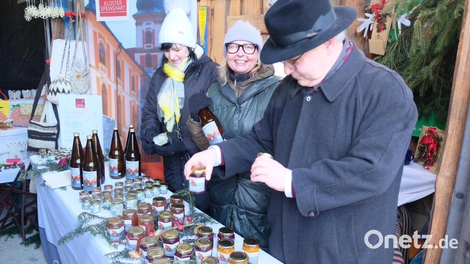 Marmeladen und Apfelbrot gehörten zum Angebot des Klosters. Auch Abt em. Hermann Josef und Begegnungsstätten-Leiterin Elisabeth Fichtner warben für die fruchtigen Genüsse. Bild: do