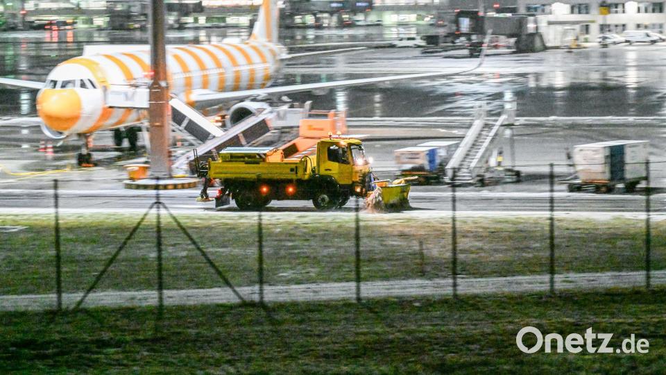 Am Flughafen München mussten Flugzeuge enteist werden. Bild: Jason Tschepljakow/dpa