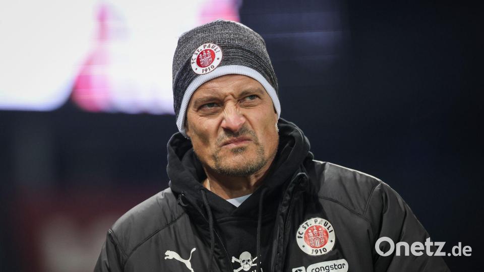 St.-Pauli-Trainer Alexander Blessin. Bild: Christian Charisius/dpa