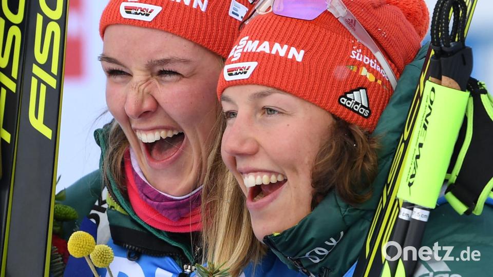 Denise Herrmann-Wick (l) und Laura Dahlmeier: Früher zusammen im Team, dann zusammen als ZDF-Expertinnen. (Archivfoto) Bild: Sven Hoppe/dpa