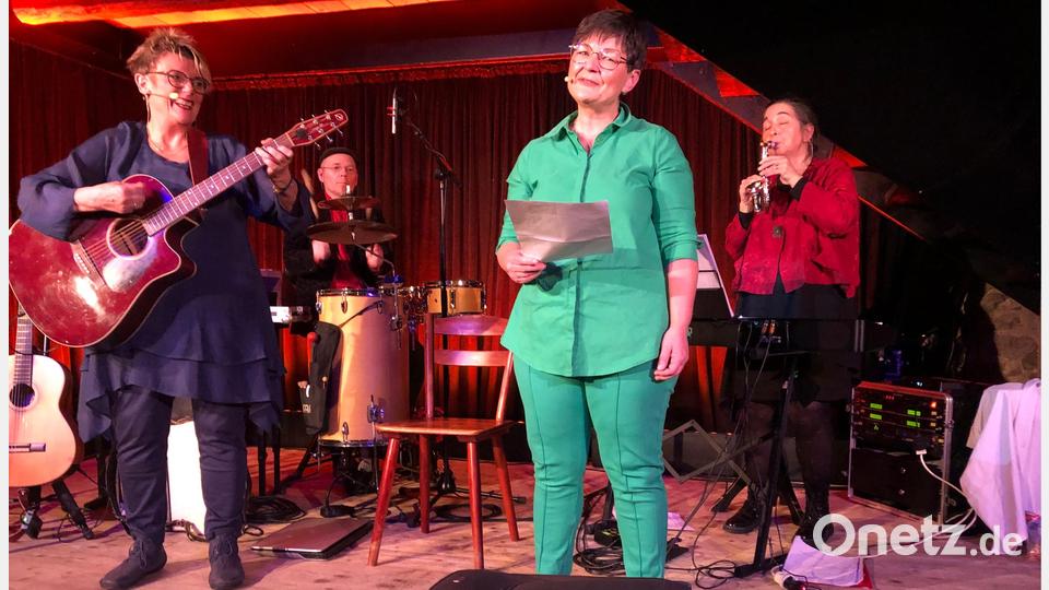 Frontfrau Karin Simon (links) gab zwar den Ton an, aber auch ihre Kolleginnen Monika Zintl (Mitte) und Isolde Baldauf (rechts) trugen erheblich zum gelungenen Abend bei. Frank Wendeberg (hinten) untermalte die Aufführung gefühlvoll. Bild: sei