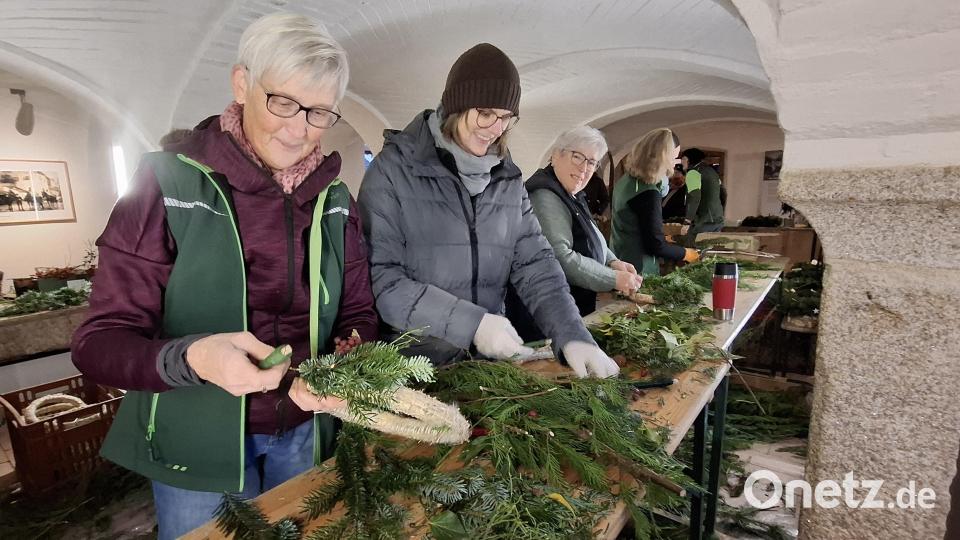 Frauen des Gartenbauvereins Neusath binden Adventskränze beim Wintermarkt im Freilandmuseum. Bild: jua