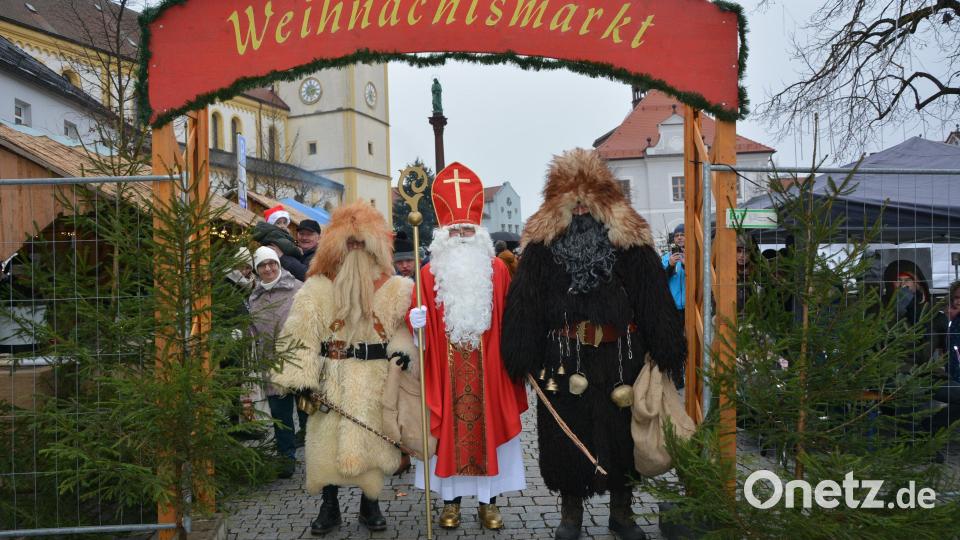 Der Mitterteicher Weihnachtsmarkt findet heuer am 6. Dezember statt, die Nikoläuse freuen sich auf viele Besucher. Archivbild: jr