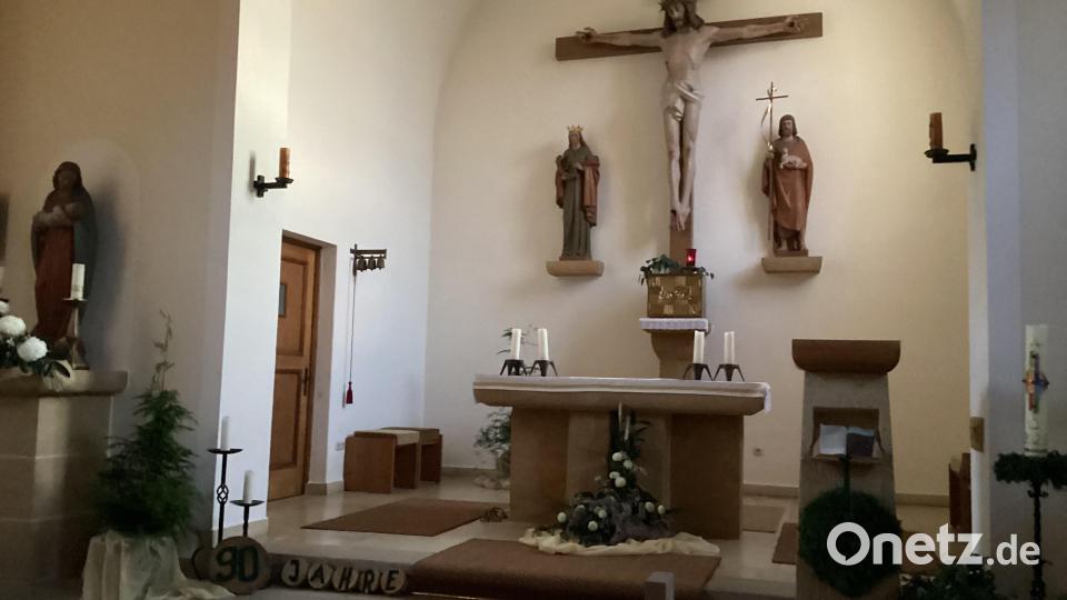 Zum 90jährigen Bestehen der Kirche St. Katharina wurde schön dekoriert. Die „90 Jahre“ sind selbst gemachte Holzarbeit. Bild: mzi