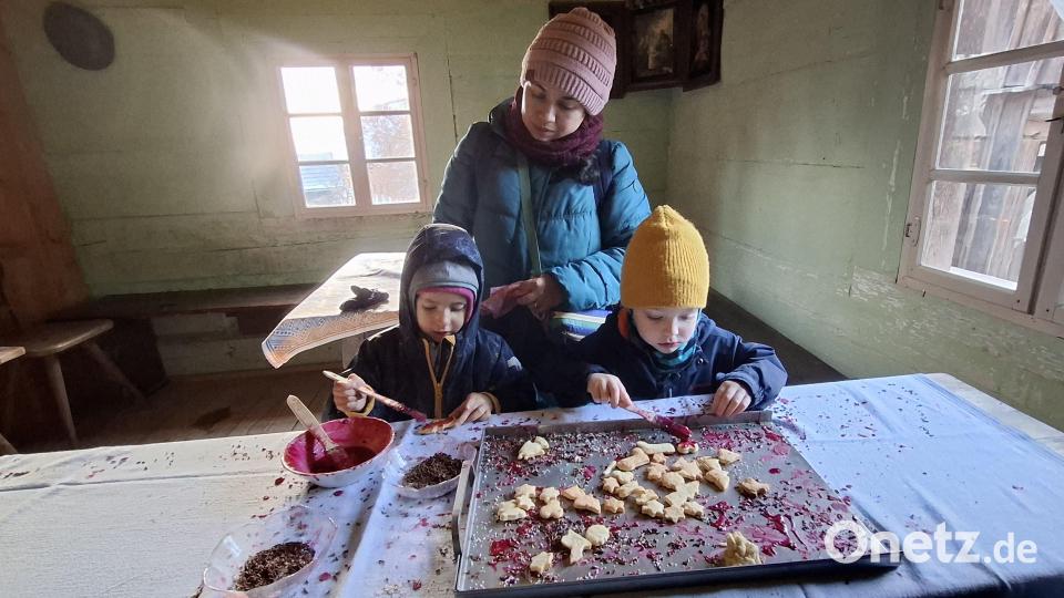 Beim Plätzchenbacken dürfen Kinder helfen. Bild: jua