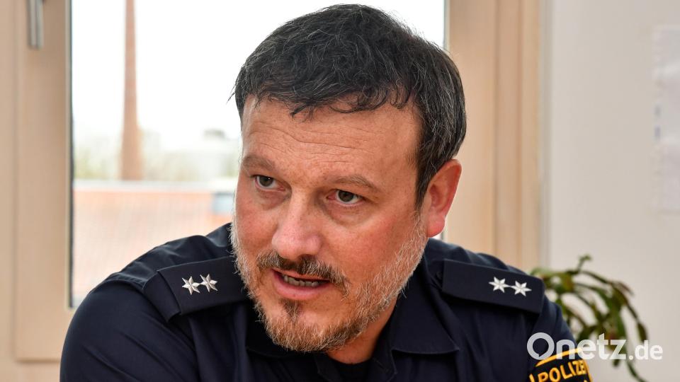 Hauptkommissar Dominik Lehmeier (hier noch im Rang eines Oberkommissars) von der Amberger Polizeiinspektion gibt Eltern den Rat, bei verdächtigen Beobachtungen im Umfeld von Schulen Überreaktionen zu vermeiden und unbedingt immer erst die Polizei zu informieren, bevor etwas in sozialen Medien und Gruppen gepostet wird. Archivbild: Petra Hartl