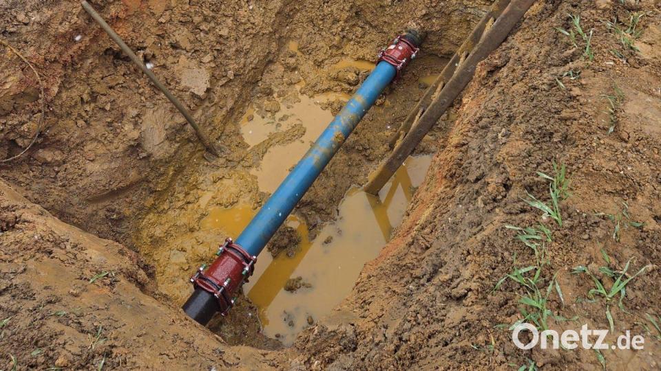 An der Stelle der Leckage wurde ein neues Rohr montiert, danach war der Wasserverlust gestoppt. Mitten im winterlichen Acker musste dazu der Boden aufgegraben werden – eine schmutzige Arbeit. Wasserwart Ernst Herbst stand bei den Reparaturen knöcheltief in Schlamm und Matsch. Symbolbild: Markus Bleisteiner