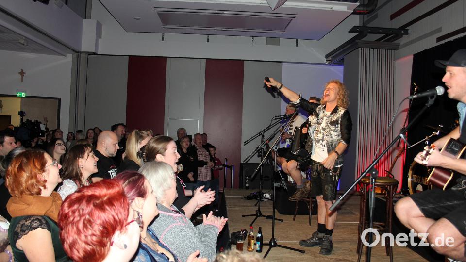 Die Troglauer sorgten am Samstagabend für ausgelassene Stimmung im Foyer der Mehrzweckhalle. Bild: stg