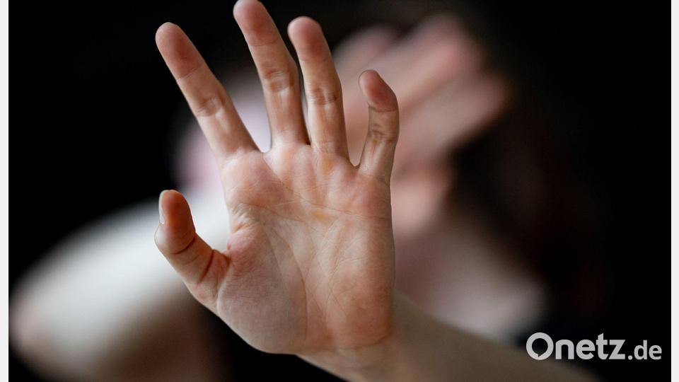 Oft handelt es sich bei den Tätern um Lebenspartner oder Familienmitglieder. (Archivbilder) Bild: Fabian Sommer/dpa