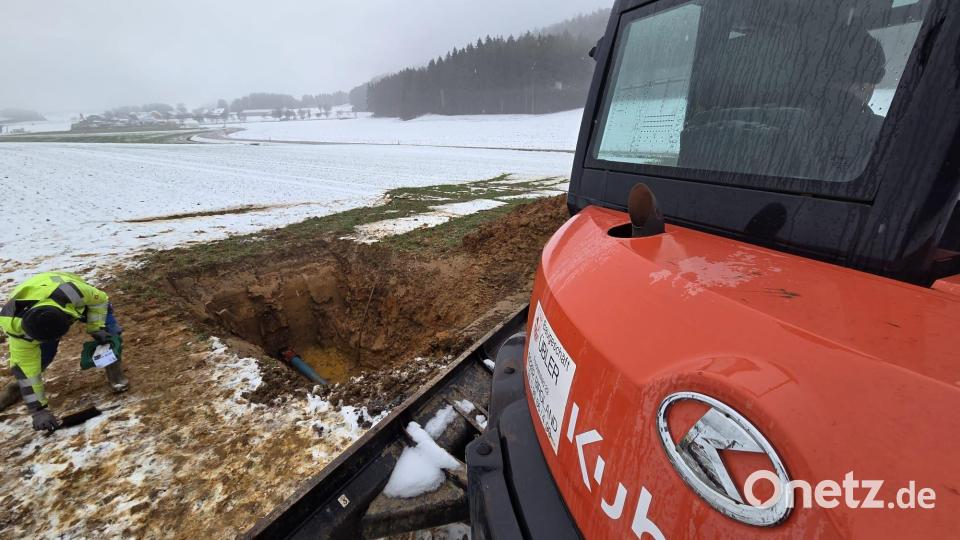 Die Hauptzubringerleitung nahe dem Hochbehälter bei Gehrsricht hatte ein Leck. Mitten im Acker wurde der Boden aufgebaggert. Die Wasserwarte von Illschwang, Poppberg und Schwend arbeiteten und widrigen Bedingungen mit Hochdruck daran, schnellstmöglich die Versorgung der Illschwanger wieder herzustellen. Bild: Markus Bleisteiner