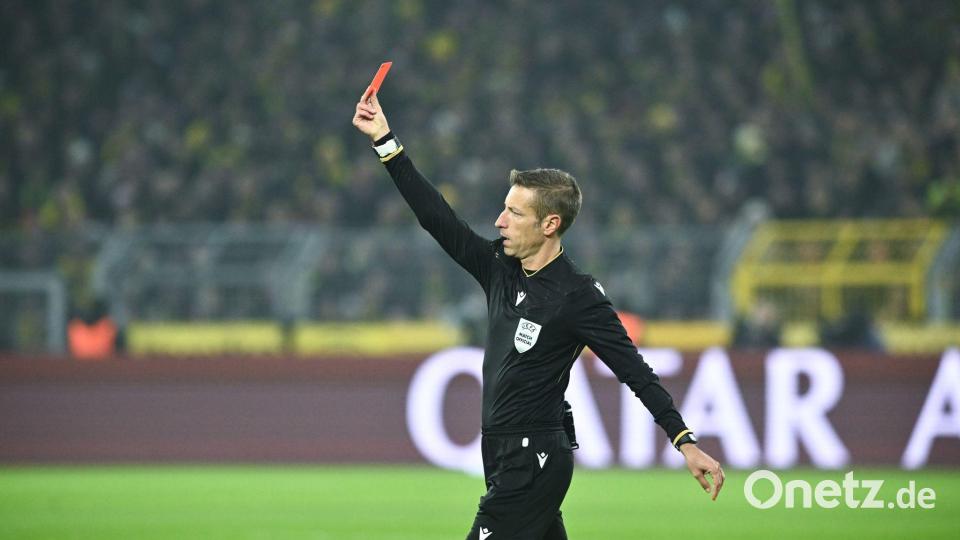 Schiedsrichter Massa zückt nach Studium der Videobilder Rot gegen Villarreals Foyth Bild: Bernd Thissen/dpa