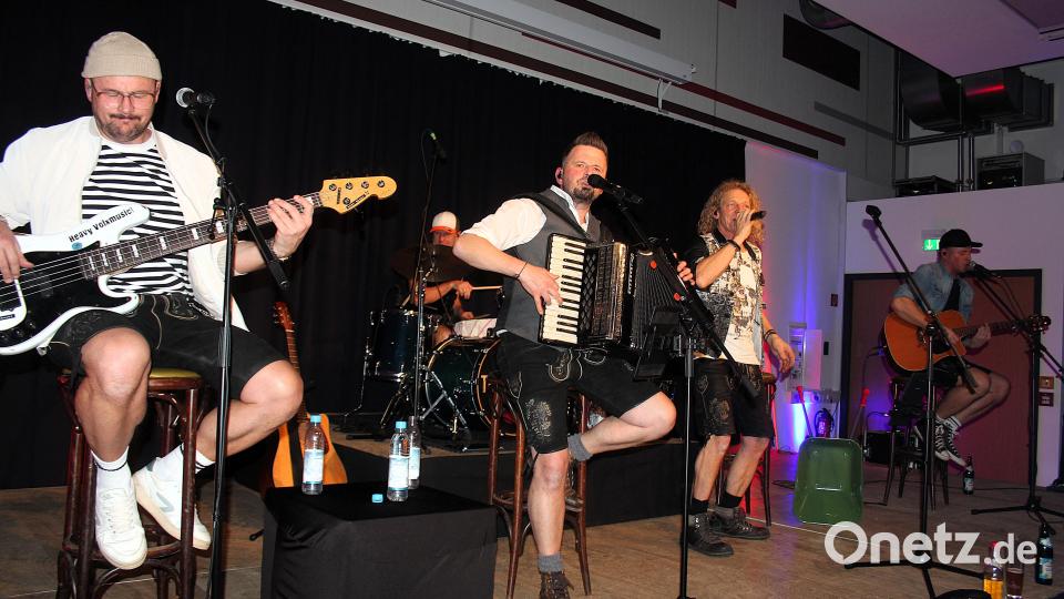 Die Troglauer sorgten am Samstagabend für ausgelassene Stimmung im Foyer der Mehrzweckhalle. Bild: stg