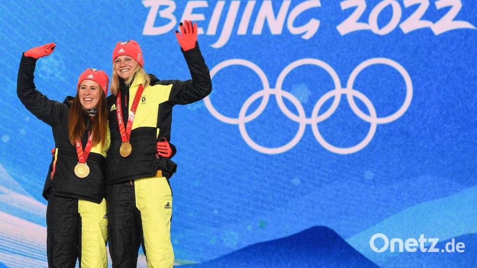 Katharina Hennig und Victoria Carl gewannen 2022 sensationell Olympia-Gold. (Archivfoto) Bild: Angelika Warmuth/dpa