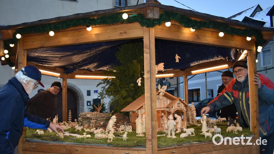 Am Montag wurde die Krippe der Schnitzergemeinschaft Grafenwöhr vor dem Rathaus aufgestellt. Bild: rgr